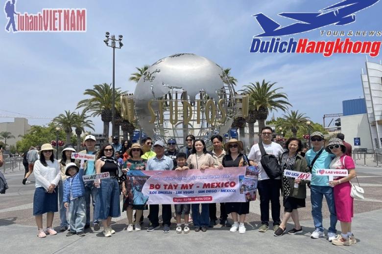 Khách chụp ảnh lưu niệm