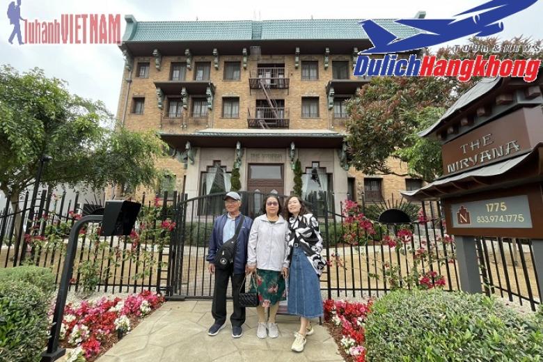 Khách chụp ảnh lưu niệm