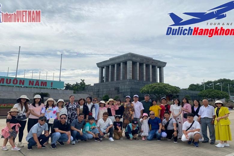 Khách chụp ảnh lưu niệm