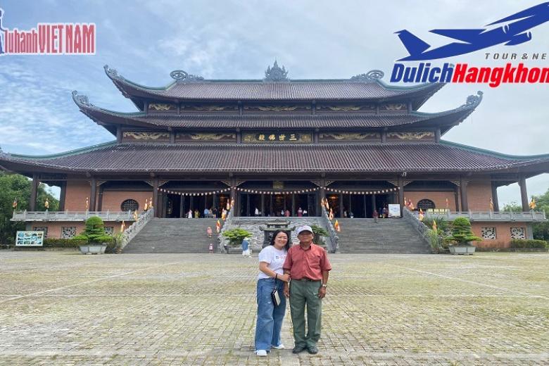 Khách chụp ảnh lưu niệm