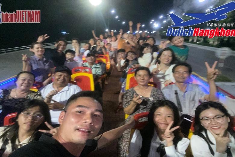 Khách chụp ảnh lưu niệm