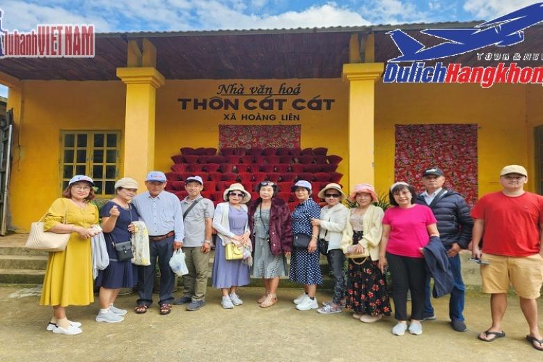 Khách chụp ảnh lưu niệm