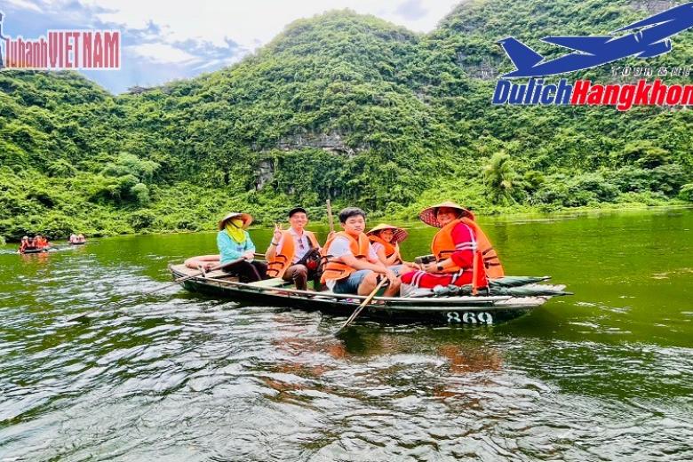 Khách chụp ảnh lưu niệm