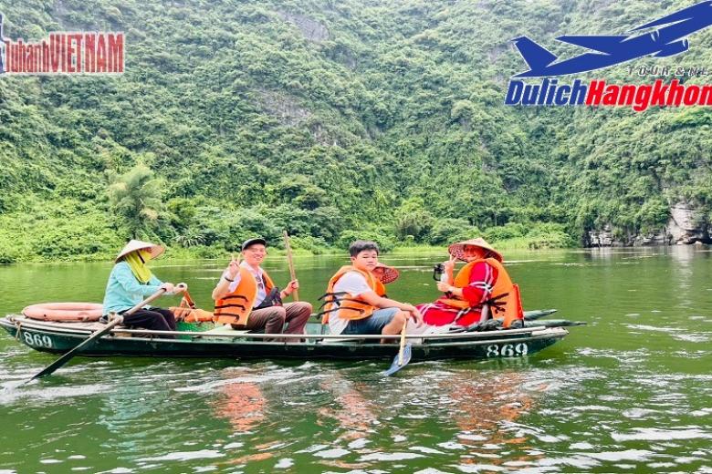 Khách chụp ảnh lưu niệm