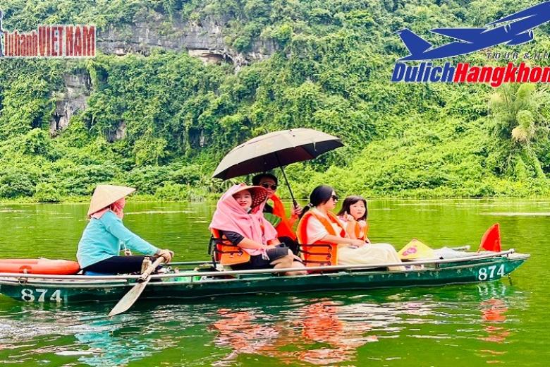 Khách chụp ảnh lưu niệm