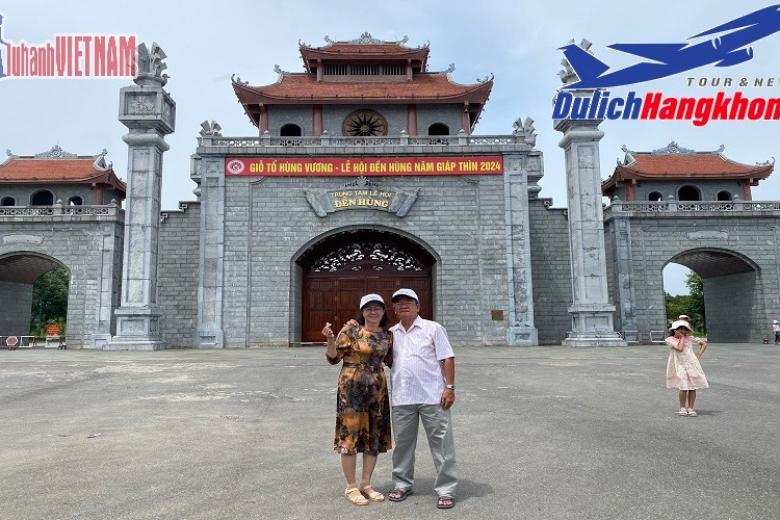 Khách chụp ảnh lưu niệm