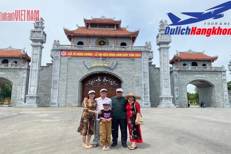 Khách chụp ảnh lưu niệm