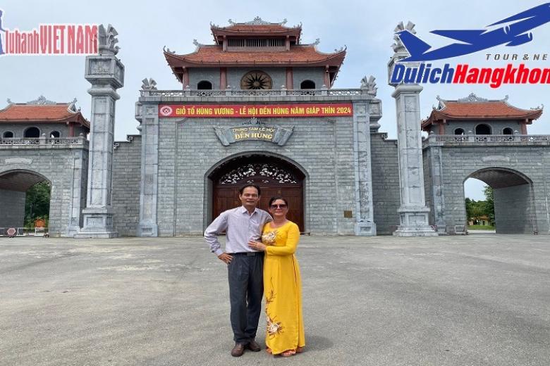 Khách chụp ảnh lưu niệm