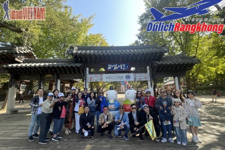 Khách chụp ảnh lưu niệm