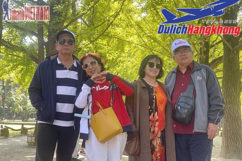 Khách chụp ảnh lưu niệm