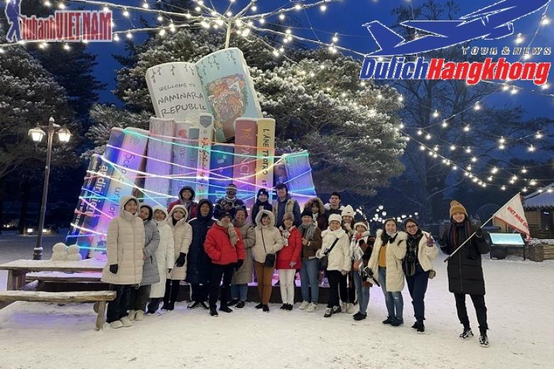 Khách chụp ảnh lưu niệm