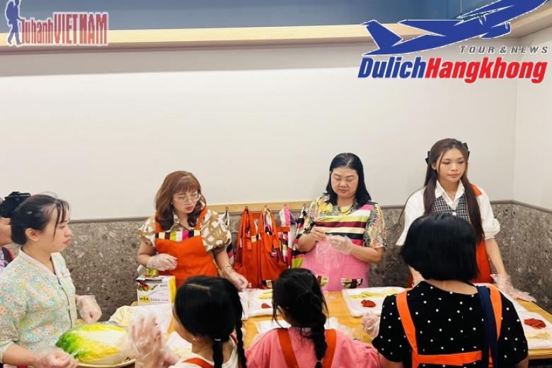 Khách chụp ảnh lưu niệm