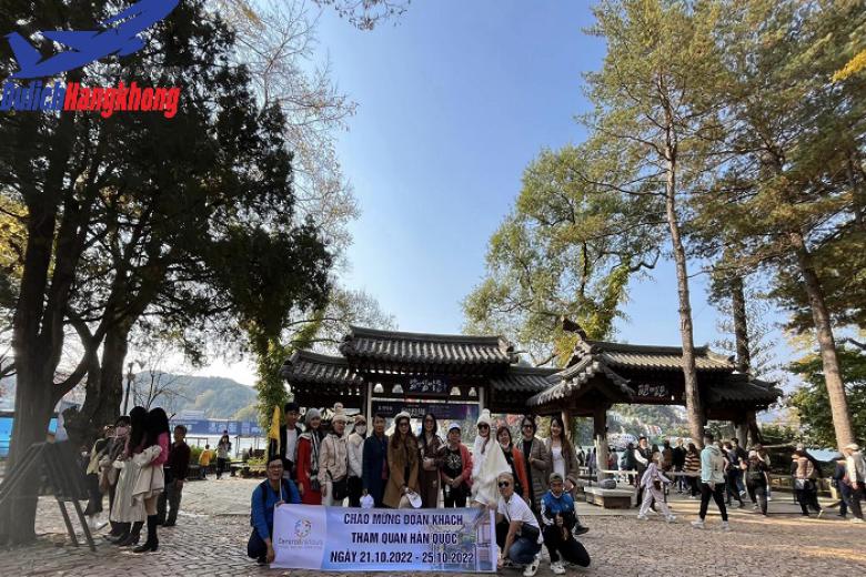 Khách chụp ảnh lưu niệm