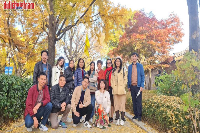Khách chụp ảnh lưu niệm