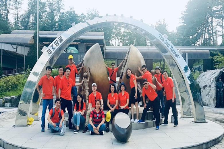Khách chụp ảnh lưu niệm