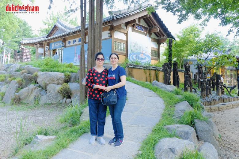 Khách chụp ảnh lưu niệm