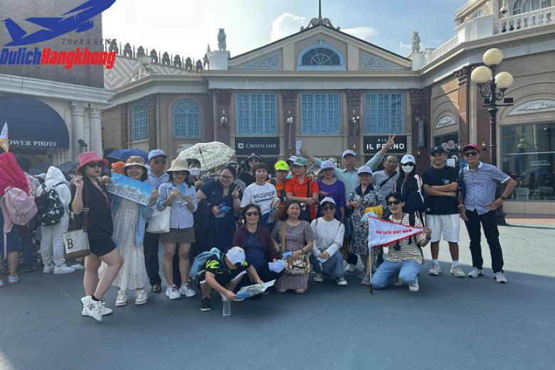 Khách chụp ảnh lưu niệm