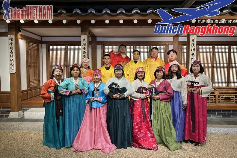 Khách chụp ảnh lưu niệm