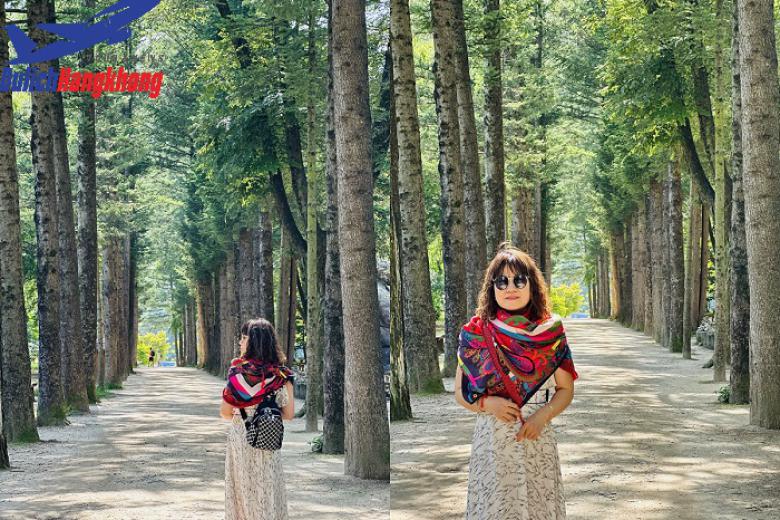 Khách chụp ảnh lưu niệm