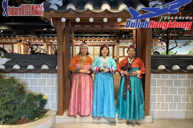 Khách chụp ảnh lưu niệm