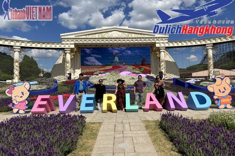 Khách chụp ảnh lưu niệm