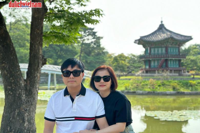 Khách chụp ảnh lưu niệm
