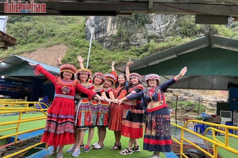 Khách chụp ảnh lưu niệm