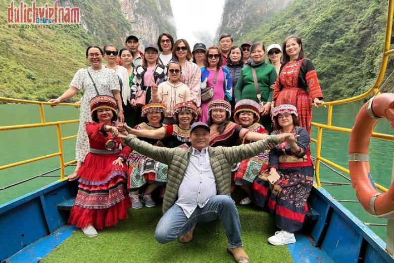 Khách chụp ảnh lưu niệm