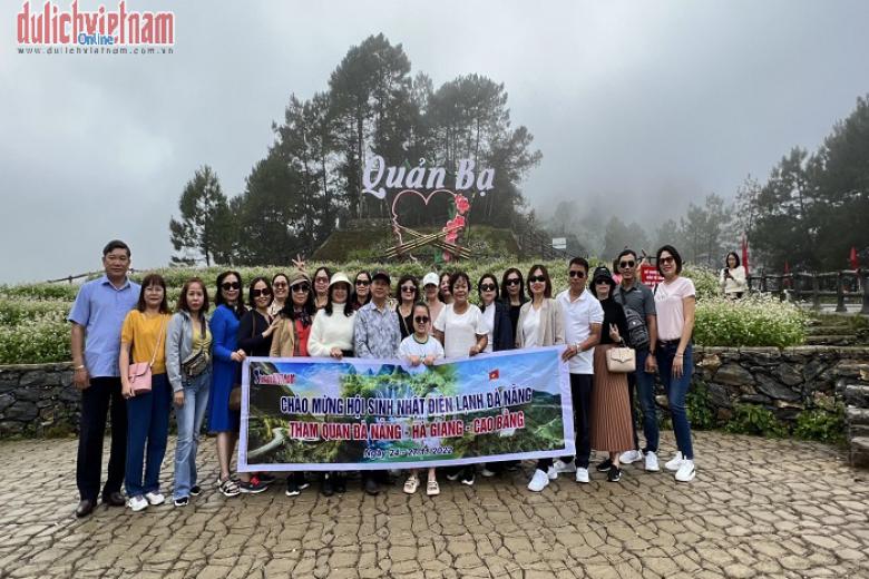 Khách chụp ảnh lưu niệm