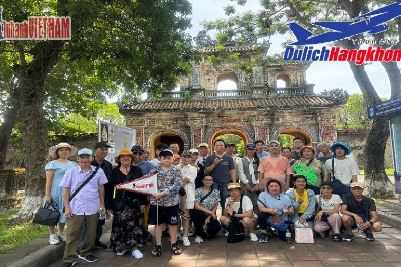 Khách chụp ảnh lưu niệm