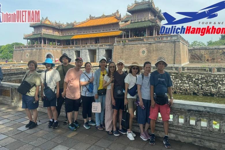 Khách chụp ảnh lưu niệm