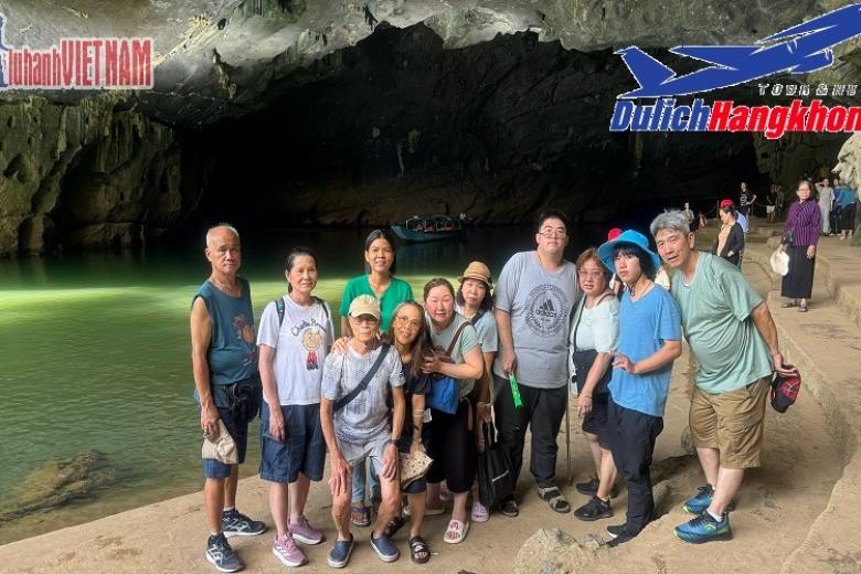 Khách chụp ảnh lưu niệm