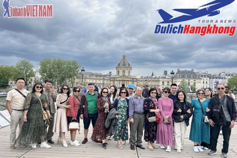 Khách chụp ảnh lưu niệm