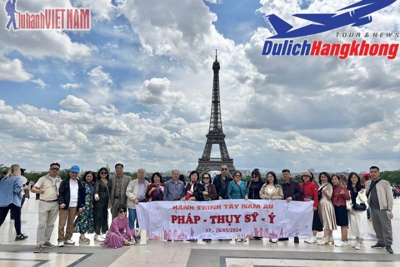 Khách chụp ảnh lưu niệm