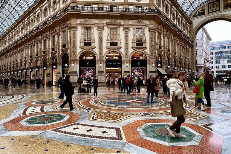 Tự do tham quan mua sắm tại Gallaria Vittorio Emmanuele II