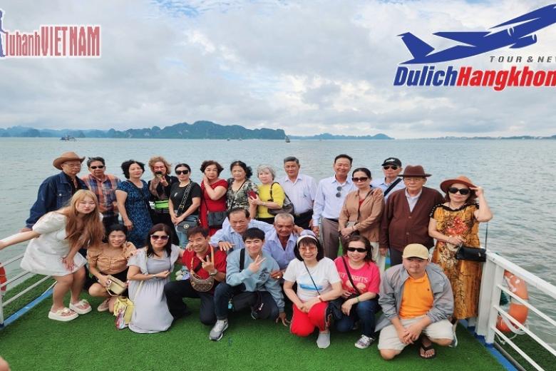 Khách chụp ảnh lưu niệm