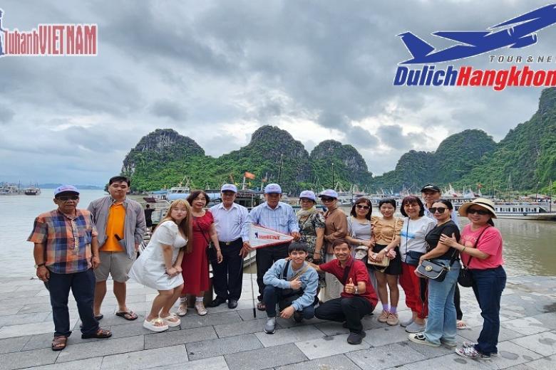 Khách chụp ảnh lưu niệm