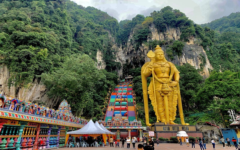 Động Batu là một thánh địa Hindu giáo linh thiêng và nổi tiếng bậc nhất Malaysia
