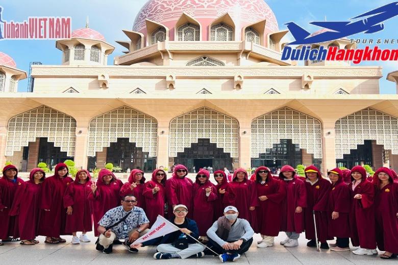 Khách chụp ảnh lưu niệm