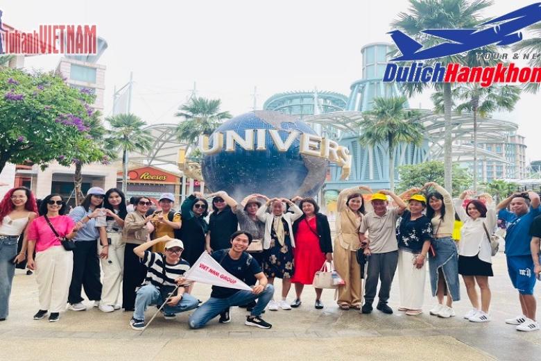 Khách chụp ảnh lưu niệm