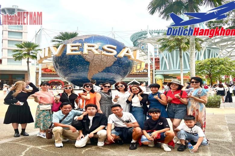 Khách chụp ảnh lưu niệm