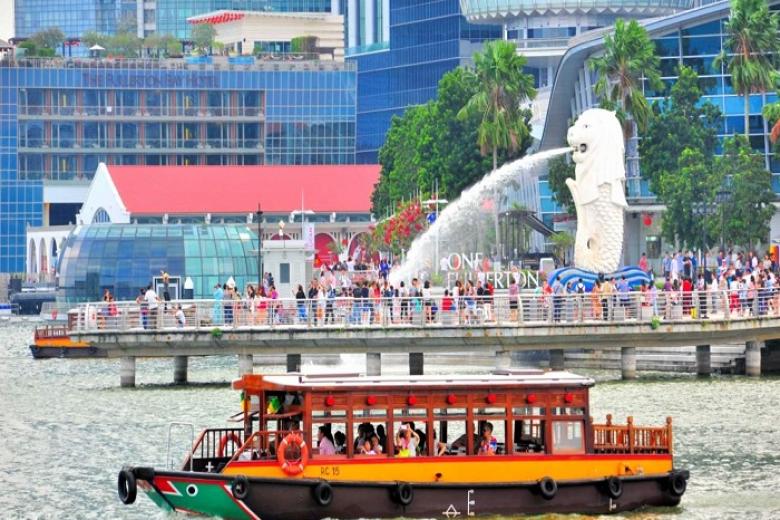 Du thuyền trên sông Singapore