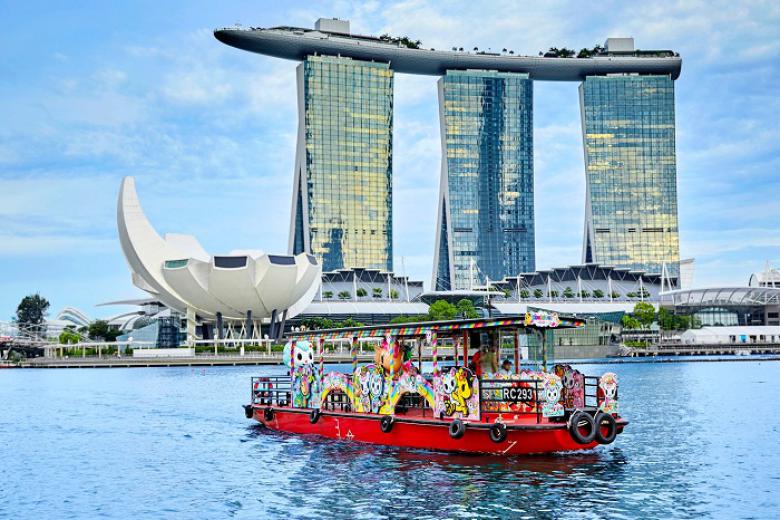 Du thuyền trên dòng sông Singapore ngắm cảnh vịnh Marina Bay