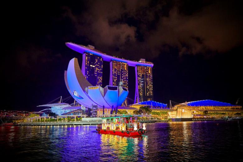 Du thuyền trên dòng sông Singapore ngắm cảnh vịnh Marina Bay