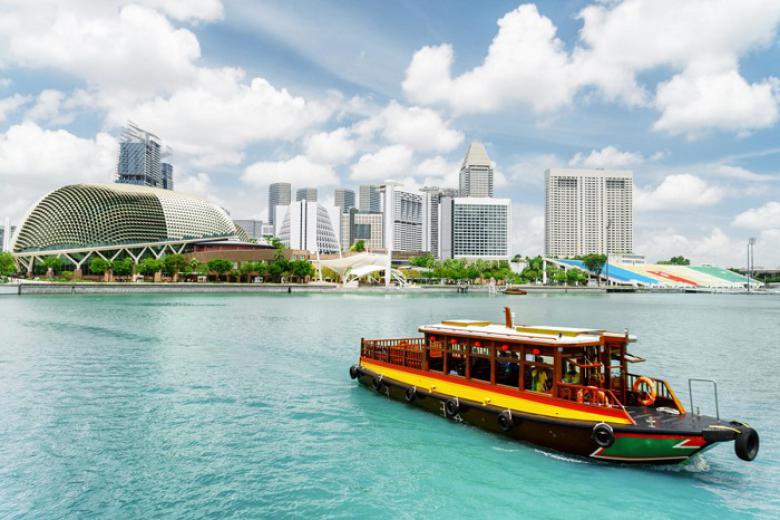 Du thuyền trên dòng sông Singapore ngắm cảnh vịnh Marina Bay