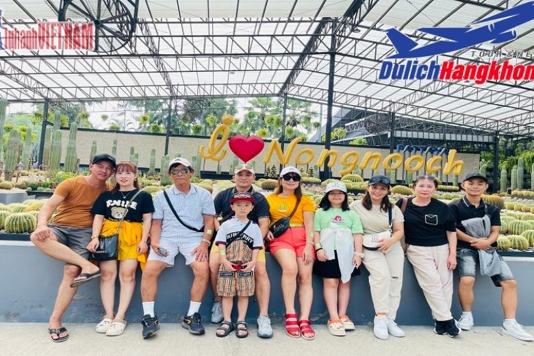 Khách chụp ảnh lưu niệm