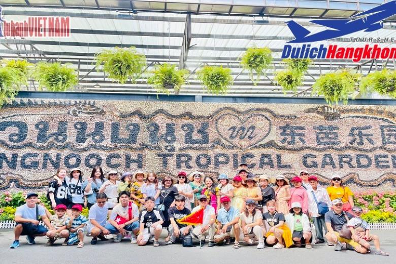 Khách chụp ảnh lưu niệm