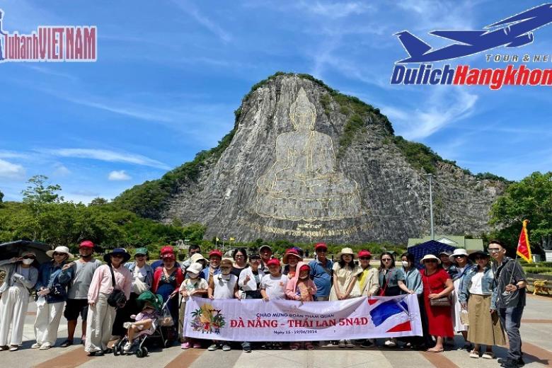 Khách chụp ảnh lưu niệm