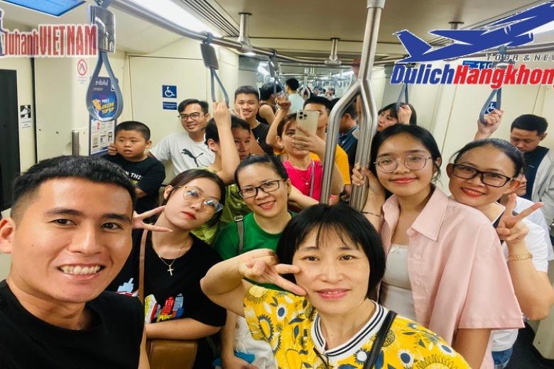 Khách chụp ảnh lưu niệm