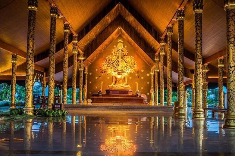 Wat Sirindhorn Wararam Phu Prao